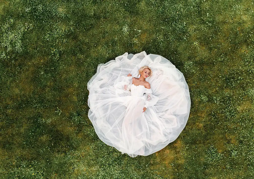 braut-hochzeitskleid-luftaufnahme Drohnenaufnahmen Hochzeit - Braut im Hochzeitskleid aus der Vogelperspektive