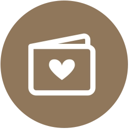 Herz- und Karten-Symbol – Symbol für Drohnenaufnahmen zur Hochzeit an romantischen Locations